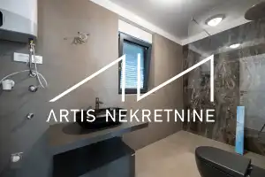 VINJERAC, PROSTRANI APARTMAN PRVI RED DO MORA S BAZENOM