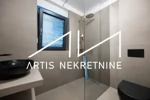VINJERAC, PROSTRANI APARTMAN PRVI RED DO MORA S BAZENOM
