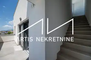 VINJERAC, PROSTRANI APARTMAN PRVI RED DO MORA S BAZENOM