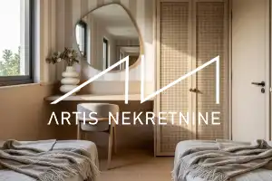 Three-Bedroom Penthouse with Breathtaking Sea & Mountain Views, Vinjerac – Only 30 m from the Sea!