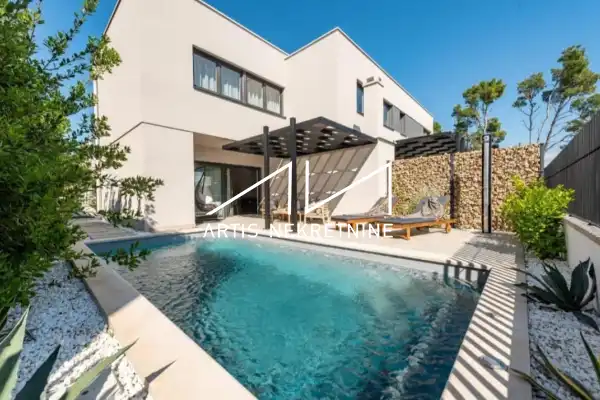 MODERNA VILA S BAZENOM 60 m OD MORA - PRIVLAKA (ZADAR)